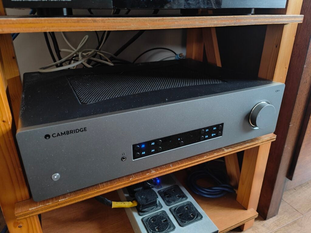 Vista lateral del Cambridge CXA81 mk2