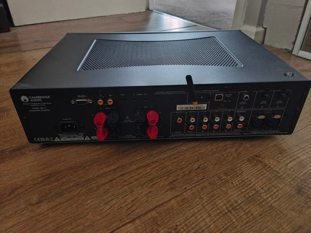 Panel trasero del Cambridge CXA81 mk2