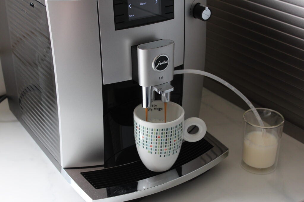Jura E6 dispensando café