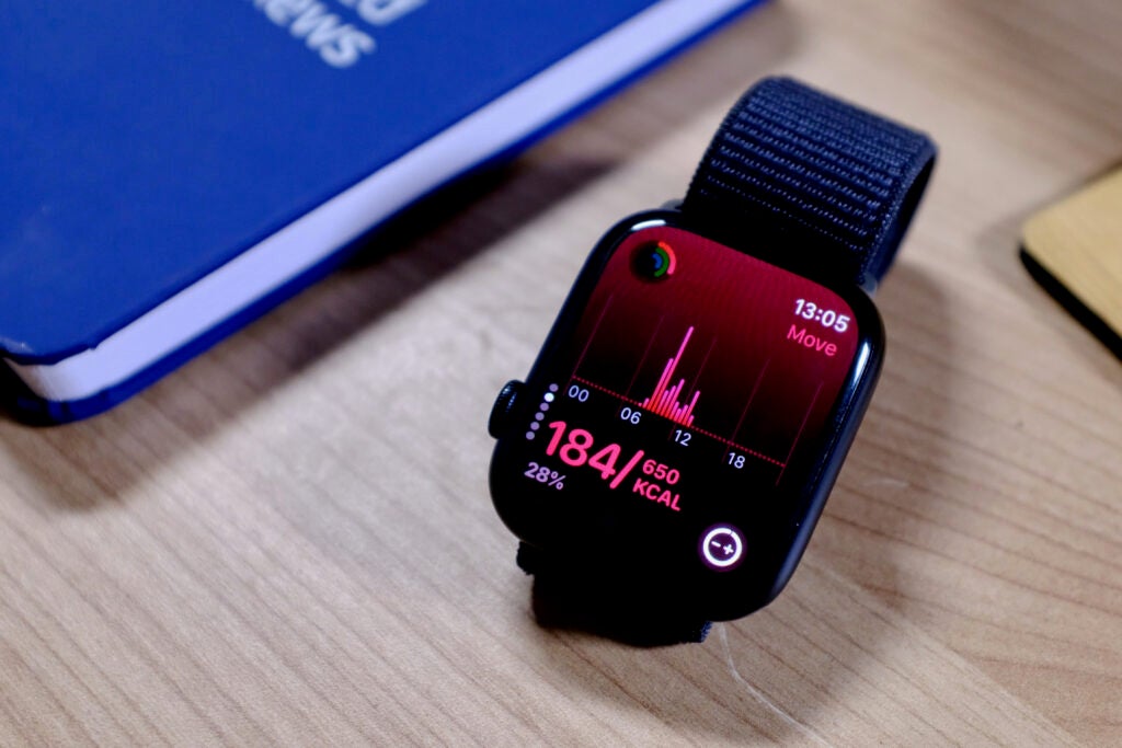 Apple Watch Series 9 sobre una mesa que muestra la fecha de actividad