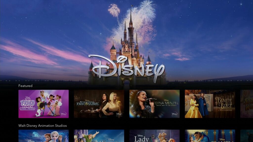 Interfaz del servicio de streaming Disney+ con varias opciones de películas