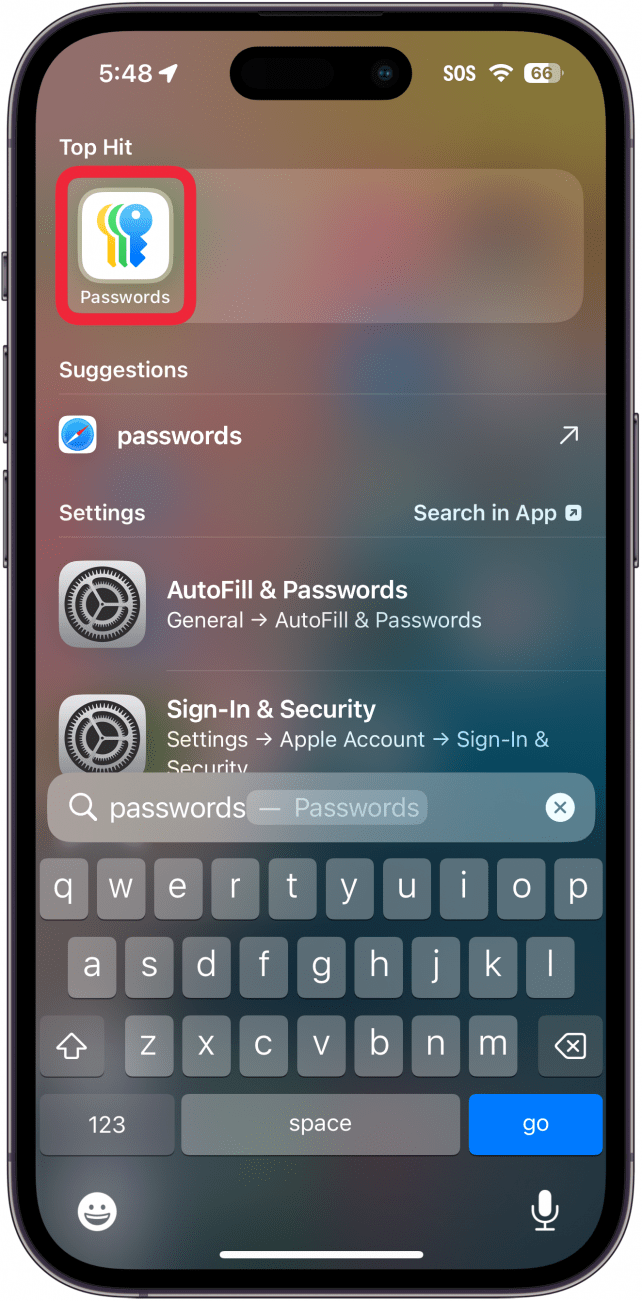 Búsqueda destacada en el iPhone con un cuadro rojo alrededor de la aplicación de contraseñas