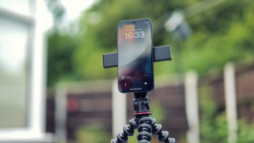 Joby GripTight GorillaPod para MagSafe con un iPhone conectado