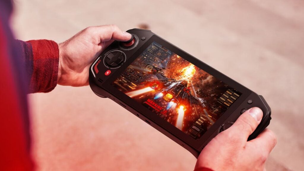 Acer Nitro Blaze 7 en la mano