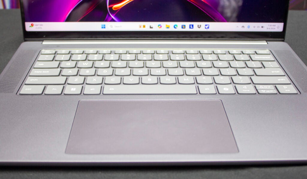 Yoga Slim 7i Aura cierre de teclado frontal