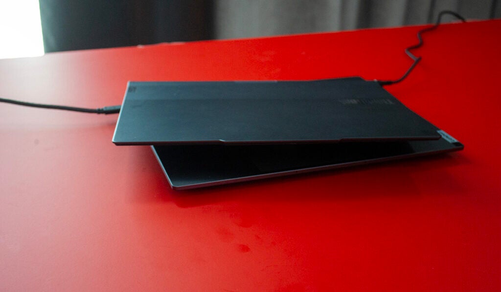 PC con inteligencia artificial y tecnología Auto Twist de Lenovo