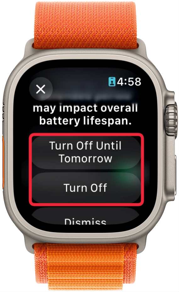 Pantalla de carga de batería optimizada del Apple Watch con un cuadro rojo alrededor de las opciones, 