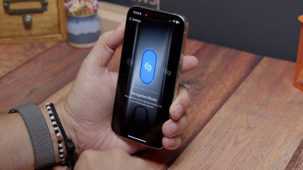 Reconocer música con Shazam usando el botón de acción