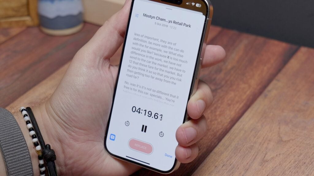 Transcripción de notas de voz en iOS 18