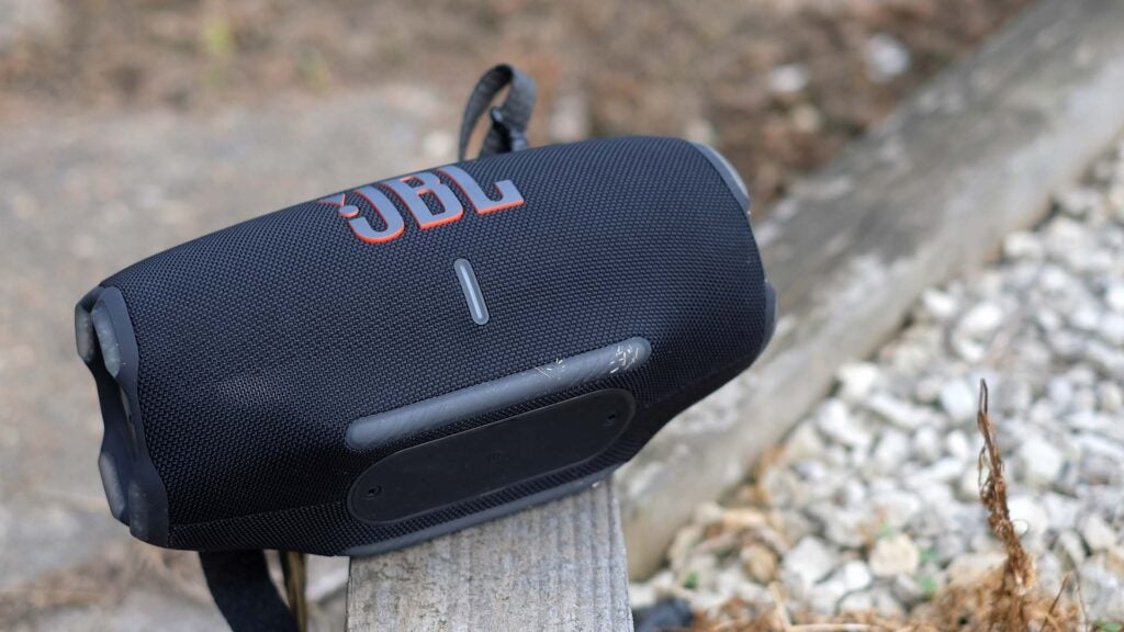 Un indicador LED se encuentra en el frente del JBL Xtreme 4