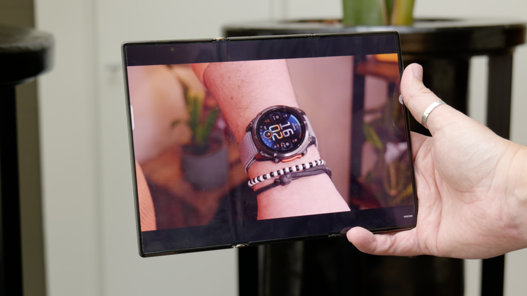 Huawei Mate XT con pantalla completamente desplegada
