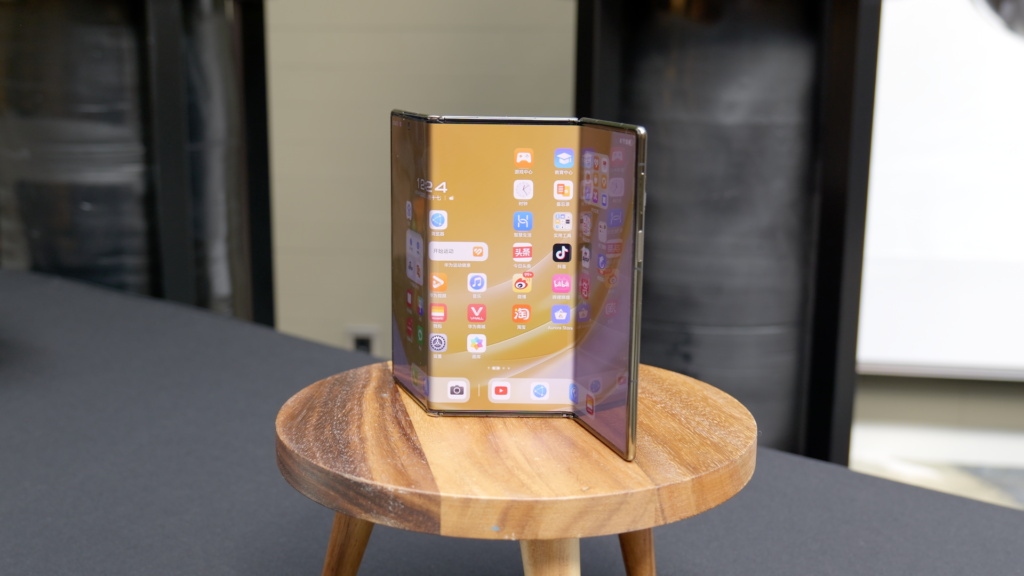 Huawei Mate XT semi-plegado