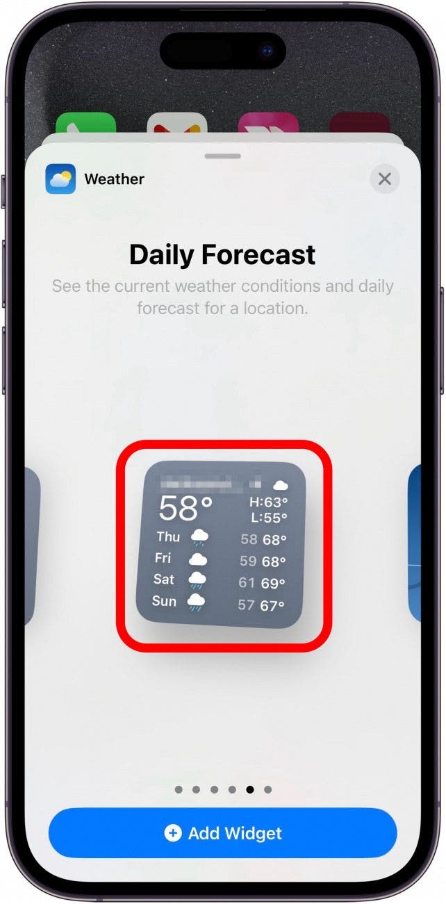 Pantalla de selección de widget del clima de iPhone con un cuadro rojo alrededor del widget de pronóstico diario