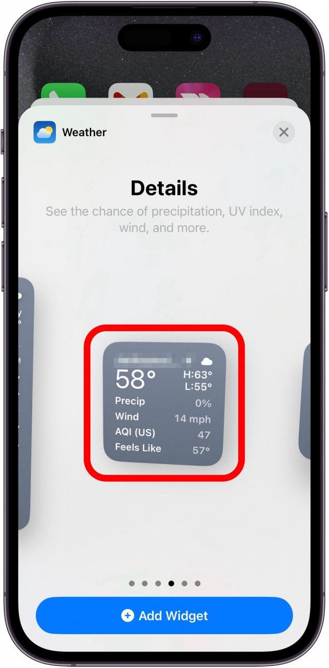 Pantalla de selección del widget del clima del iPhone con un cuadro rojo alrededor del widget de detalles