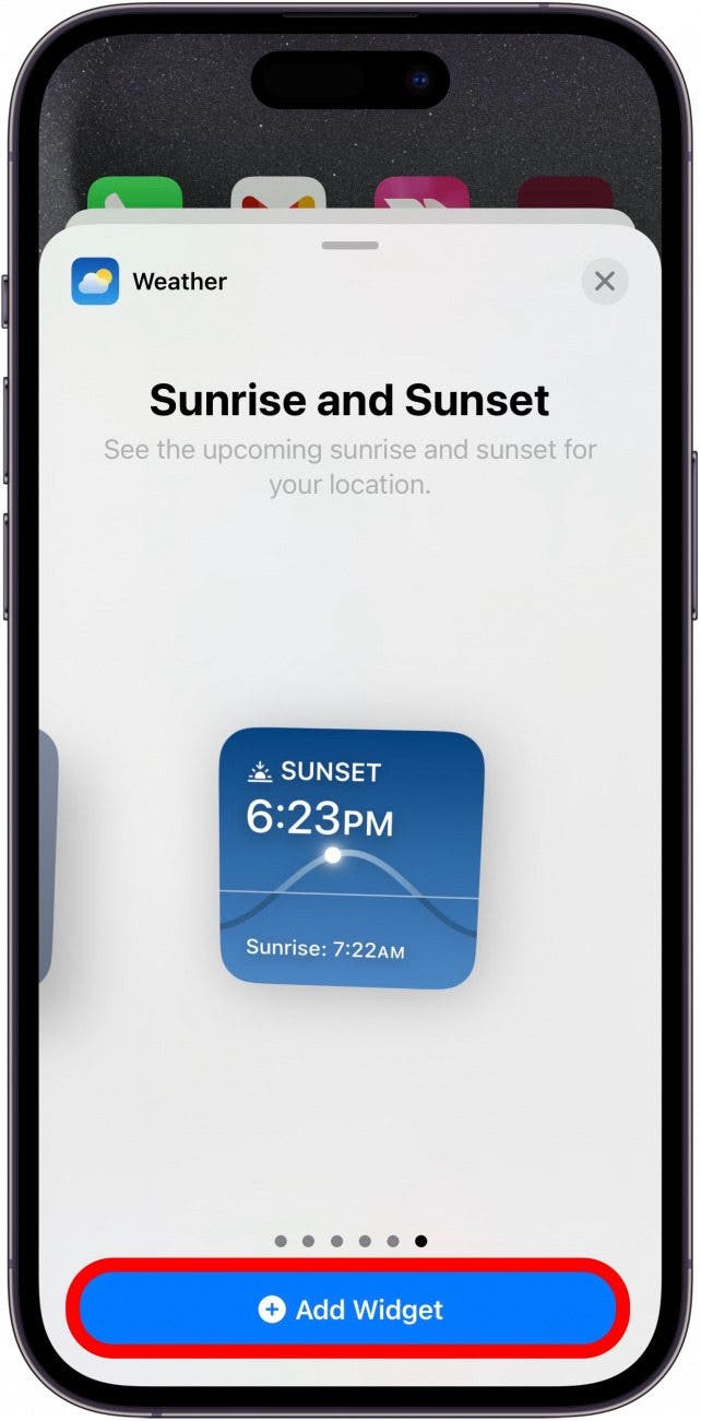 Pantalla de selección de widgets meteorológicos de iPhone que muestra el widget de amanecer y atardecer, con un cuadro rojo alrededor del botón para agregar widgets