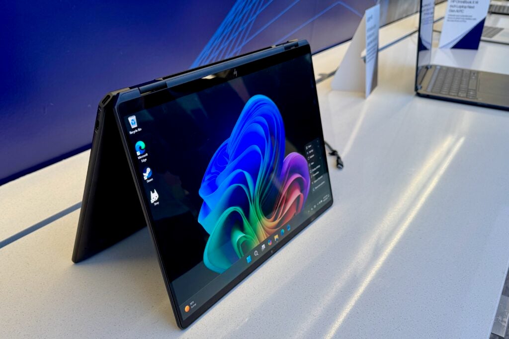 HP OmniBook Ultra Flip 14 pulgadas plegado