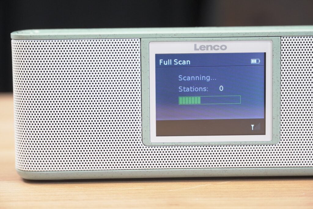 Escaneo LENCO PDR-046GY