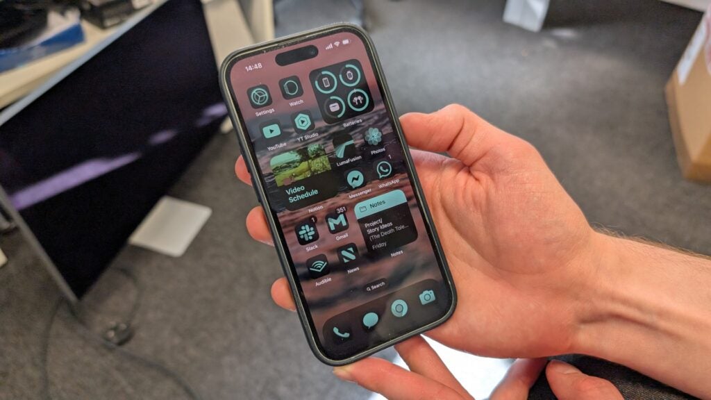 Íconos de aplicaciones de colores en un iPhone con iOS 18