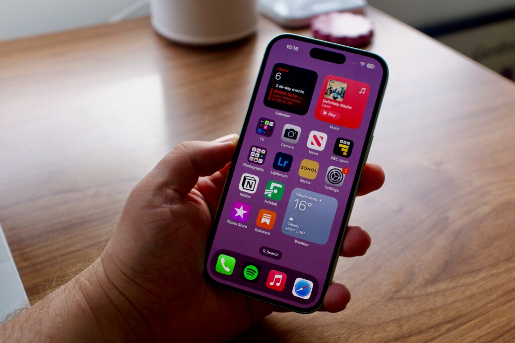 iPhone 15 en mano