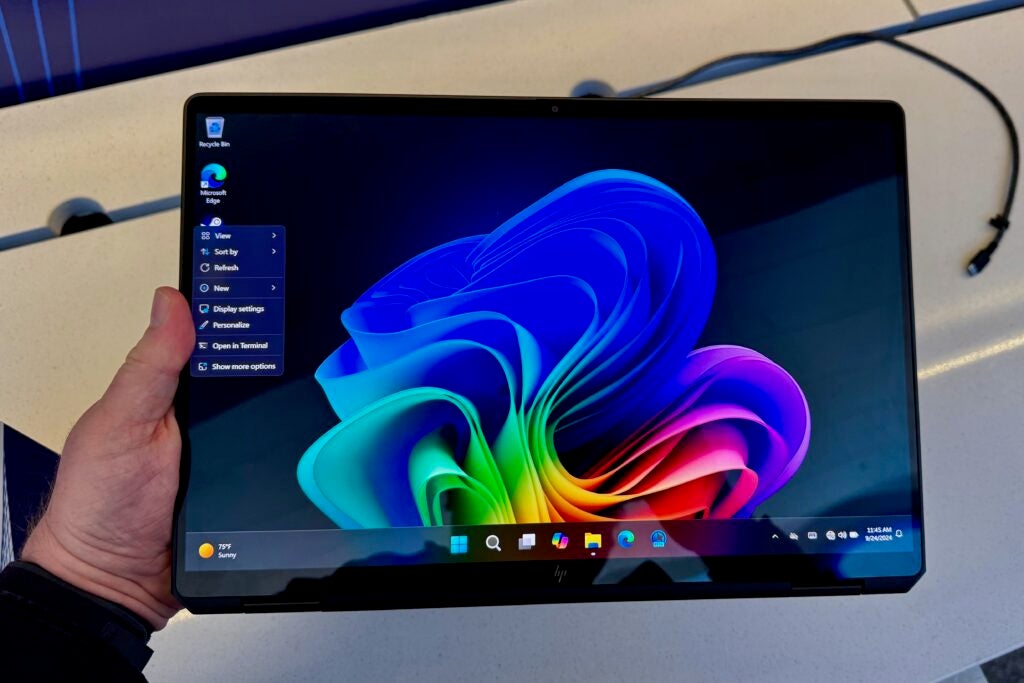 HP OmniBook Ultra Flip de 14 pulgadas en la mano