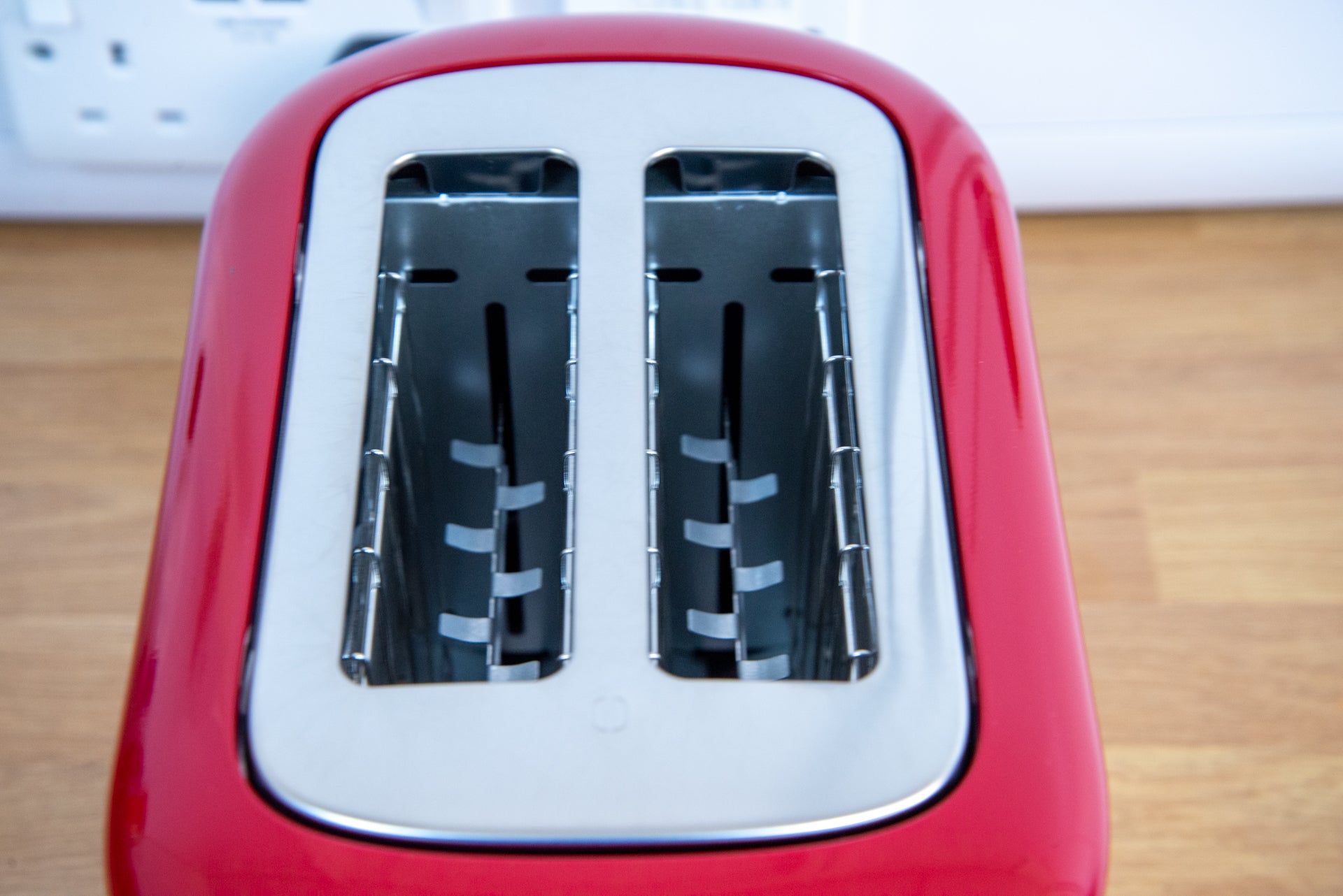 Tostadora KitchenAid con dos ranuras para rebanadas en el interior