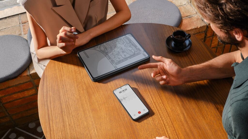 Xiaomi 14T muestra la aplicación AI Recorder en la mesa