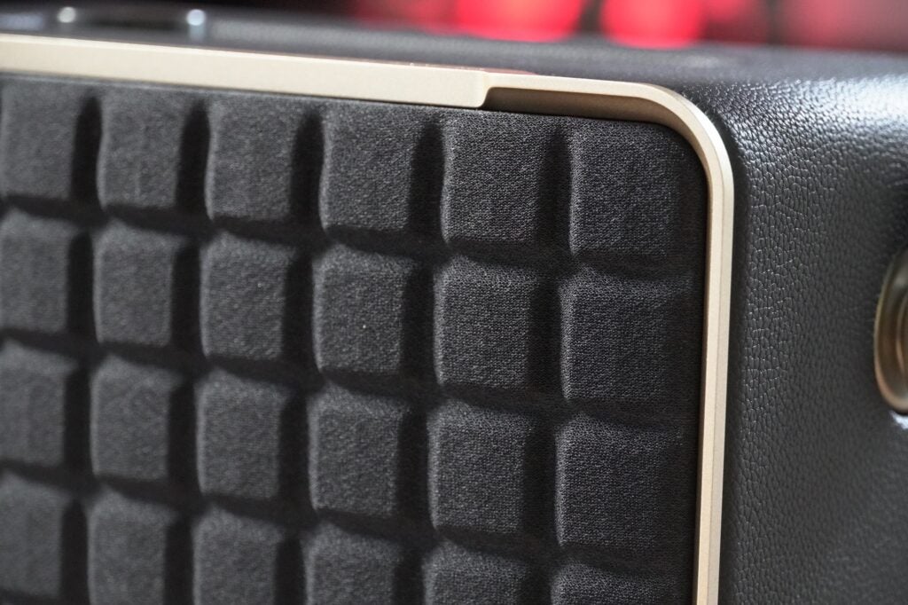 JBL Authentics 300 looks retro