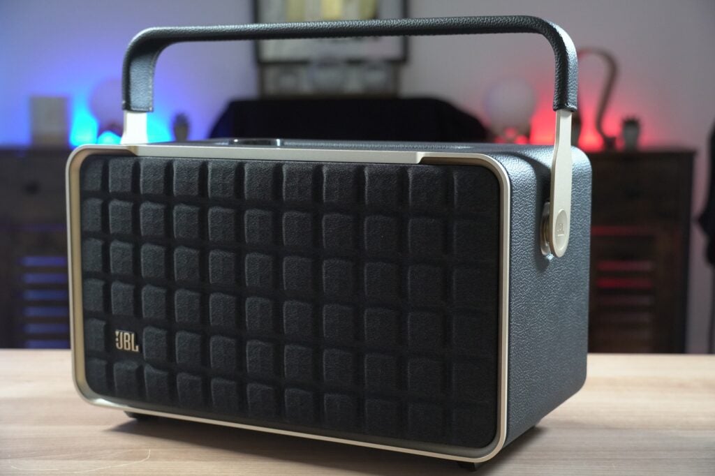 JBL Authentics 300 tiro en ángulo