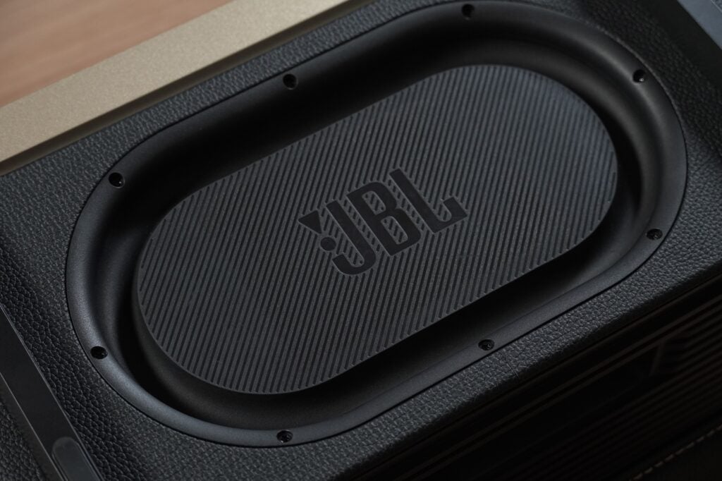 Bajo JBL Authentics 300 que dispara hacia abajo
