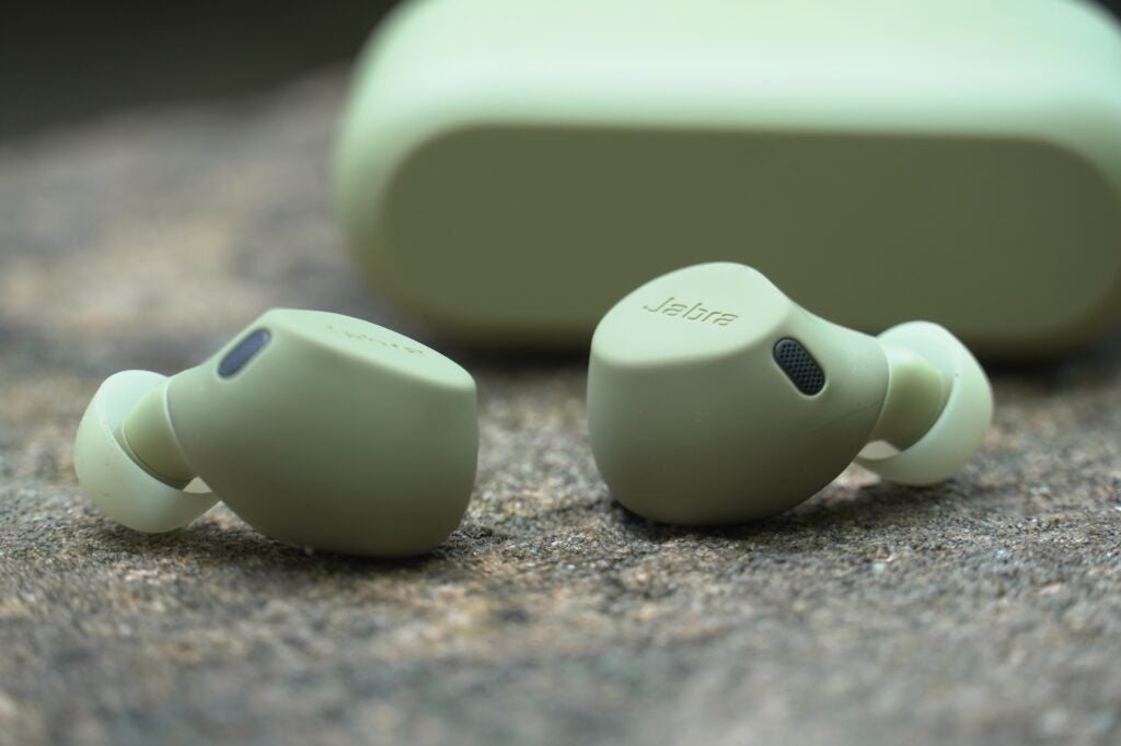 Jabra Elite 8 Active Gen 2 delante del estuche