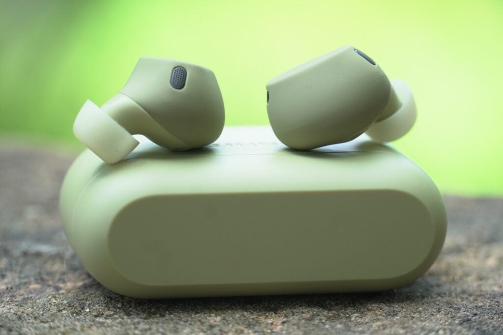 Jabra Elite 8 Active Gen 2 encima del estuche