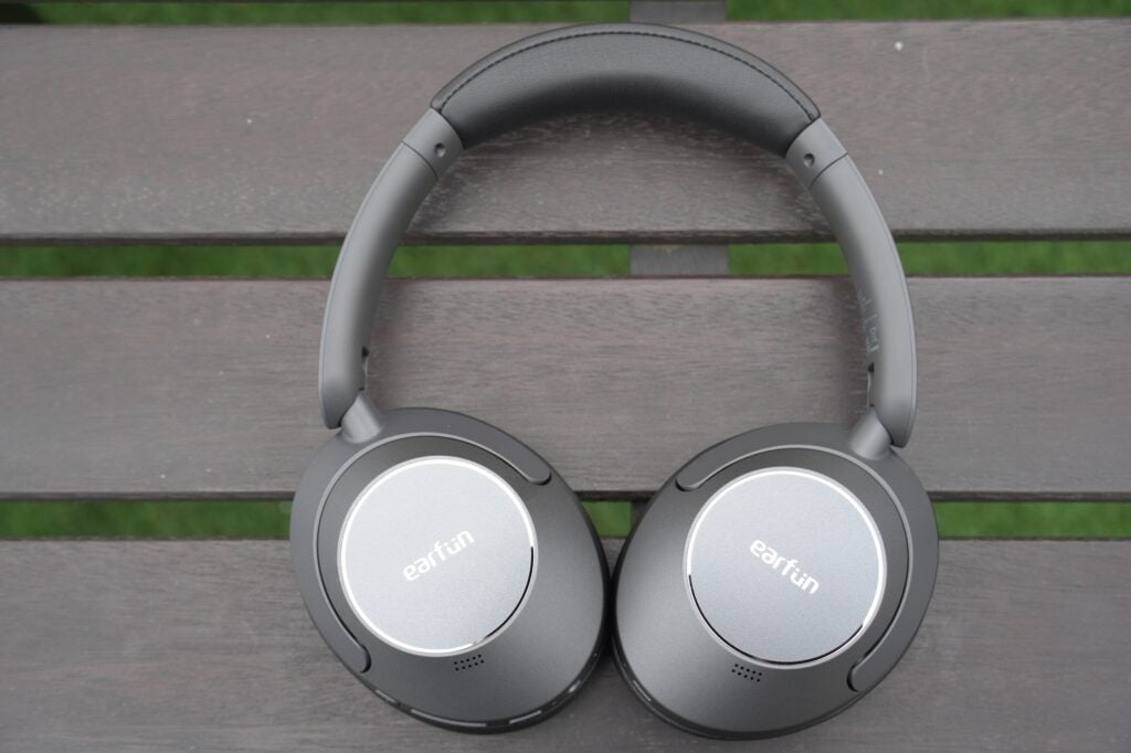 Earfun Wave Pro plano sobre mesa