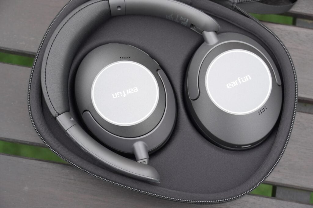 Earfun Wave Pro en caso