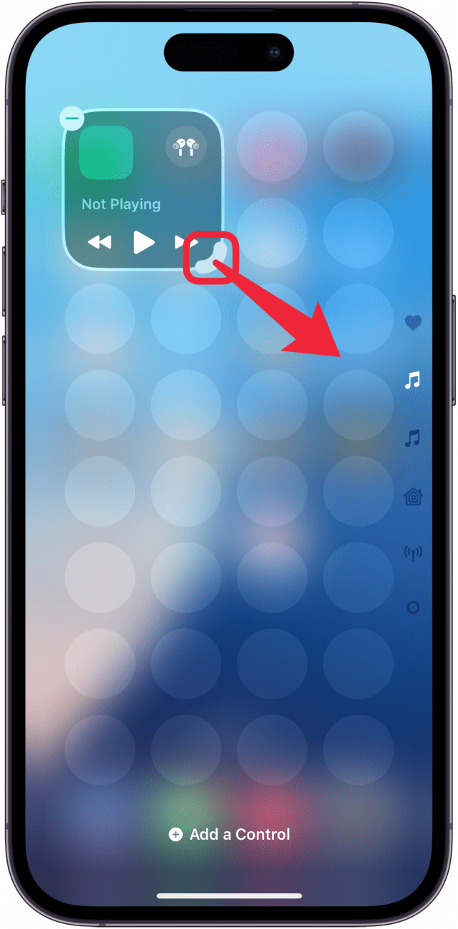 Centro de control del iPhone en modo de edición con un cuadro rojo alrededor de la esquina de un cuadro y una flecha roja apuntando hacia abajo, indicando al usuario que arrastre la esquina hacia afuera.