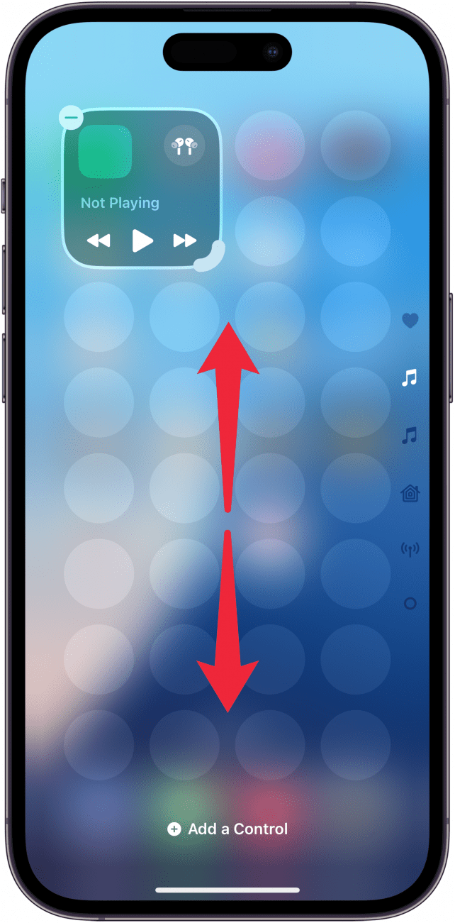 Centro de control del iPhone en modo de edición con flechas rojas apuntando hacia arriba y hacia abajo, lo que indica que se debe deslizar hacia arriba o hacia abajo para navegar por las páginas del centro de control.