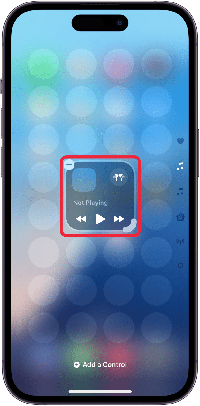 Centro de control del iPhone en modo de edición con un control en el centro de la pantalla con un cuadro rojo alrededor, lo que indica que los controles se pueden colocar en cualquier lugar de la pantalla.