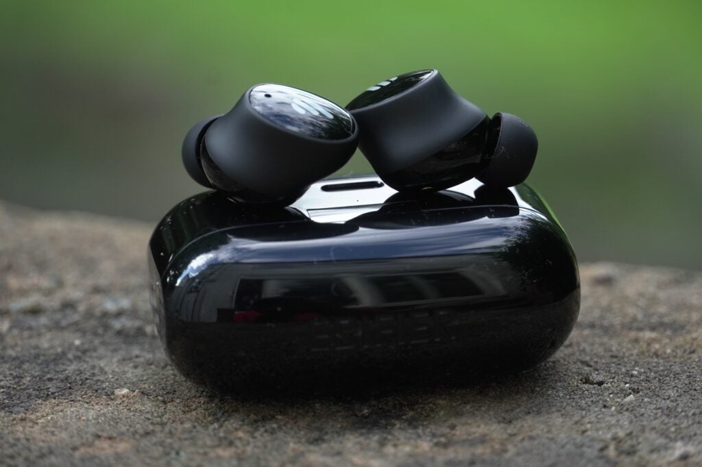 Edifier TWS1 Pro 2 encima del estuche