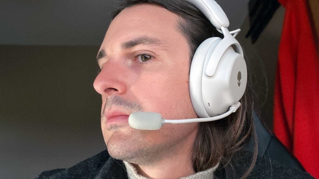 Usar los auriculares Alienware Pro con el micrófono boom conectado.