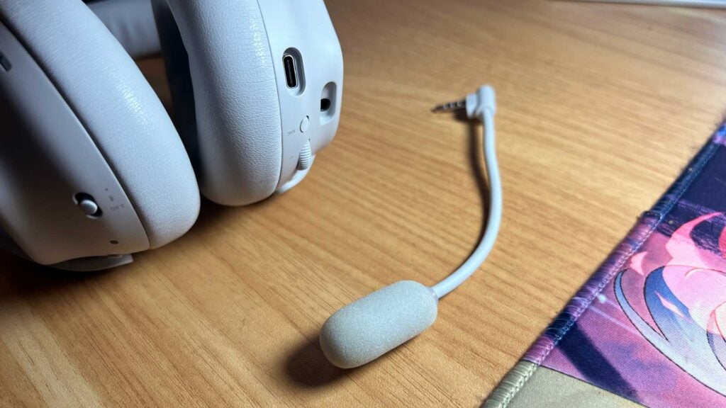 El micrófono boom de los auriculares Alienware Pro.