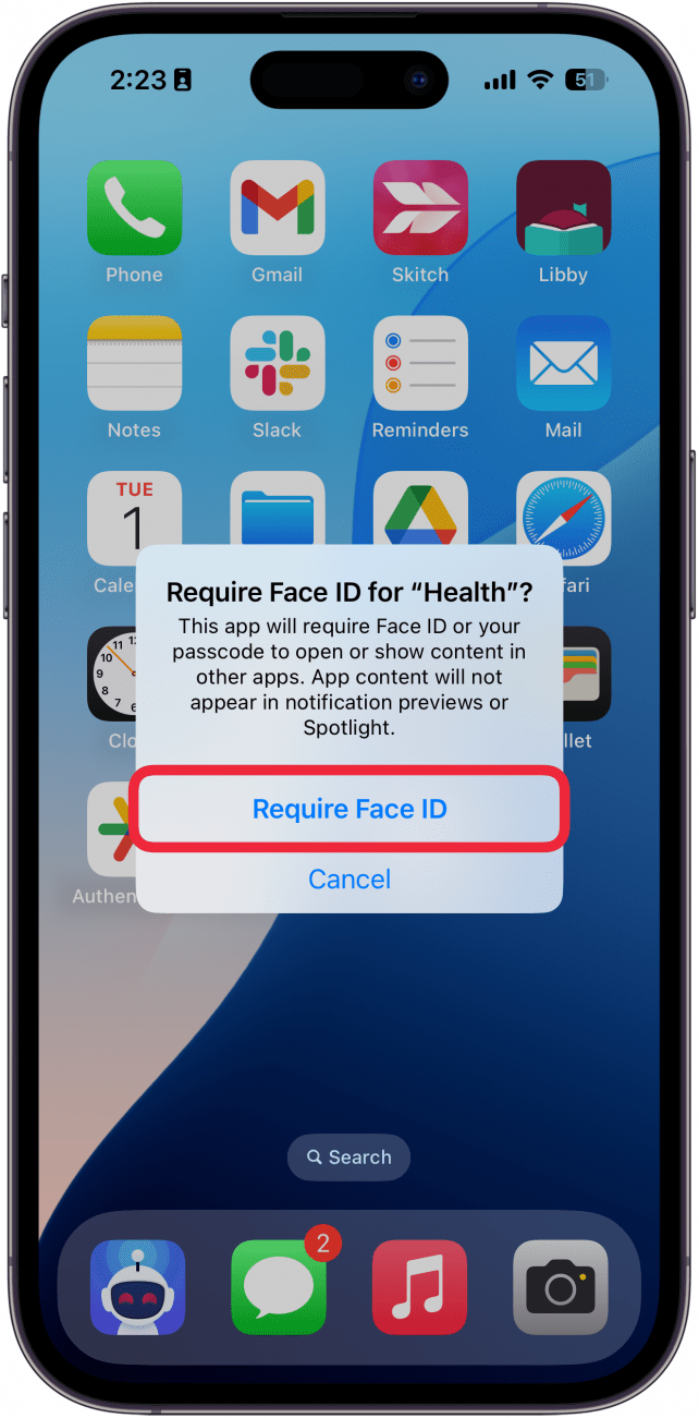 pantalla de inicio del iPhone que muestra una ventana que confirma que el usuario desea solicitar ID de rostro con un cuadro rojo alrededor de requerir ID de rostro