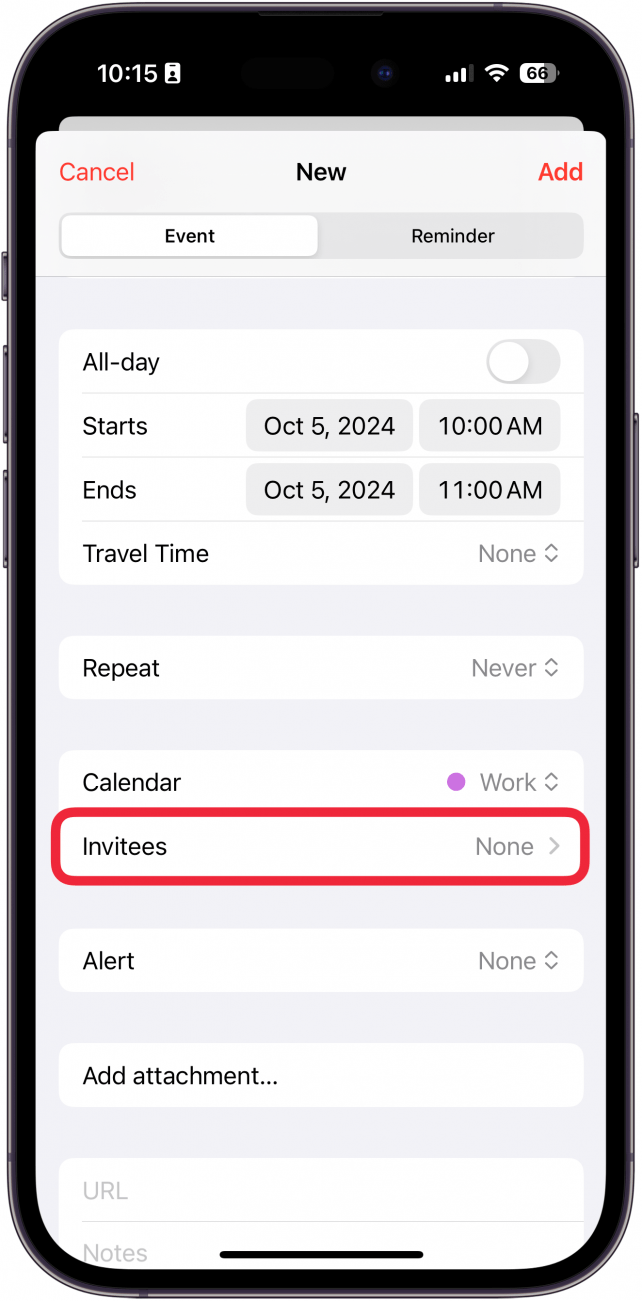 La aplicación de calendario para iPhone crea una nueva pantalla de evento con un cuadro rojo alrededor del botón de invitado.