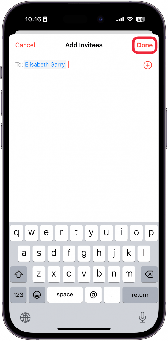 Pantalla de invitación del calendario del iPhone que muestra el nombre de un contacto, con un cuadro rojo alrededor del botón Listo.