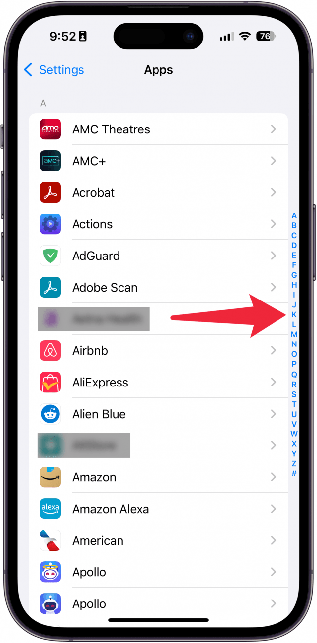configuración de la aplicación de iPhone con una flecha roja apuntando a la barra de desplazamiento del alfabeto en el lado derecho de la pantalla