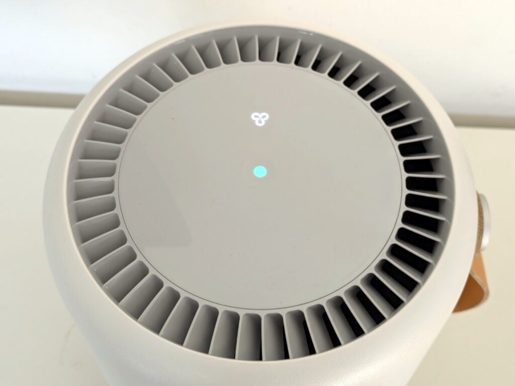 Imagen que muestra los controles simples: un botón/indicador verde sensible al tacto y la luz de protección automática