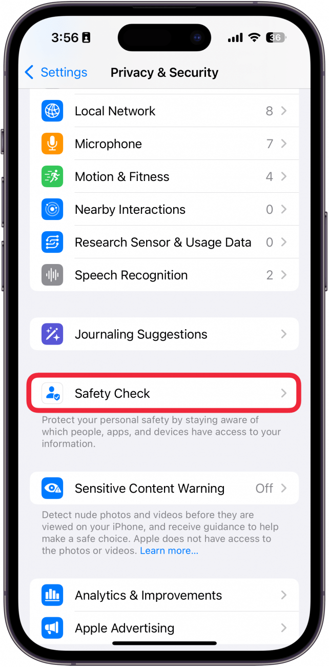 Configuración de privacidad y seguridad del iPhone con un cuadro rojo alrededor del control de seguridad.