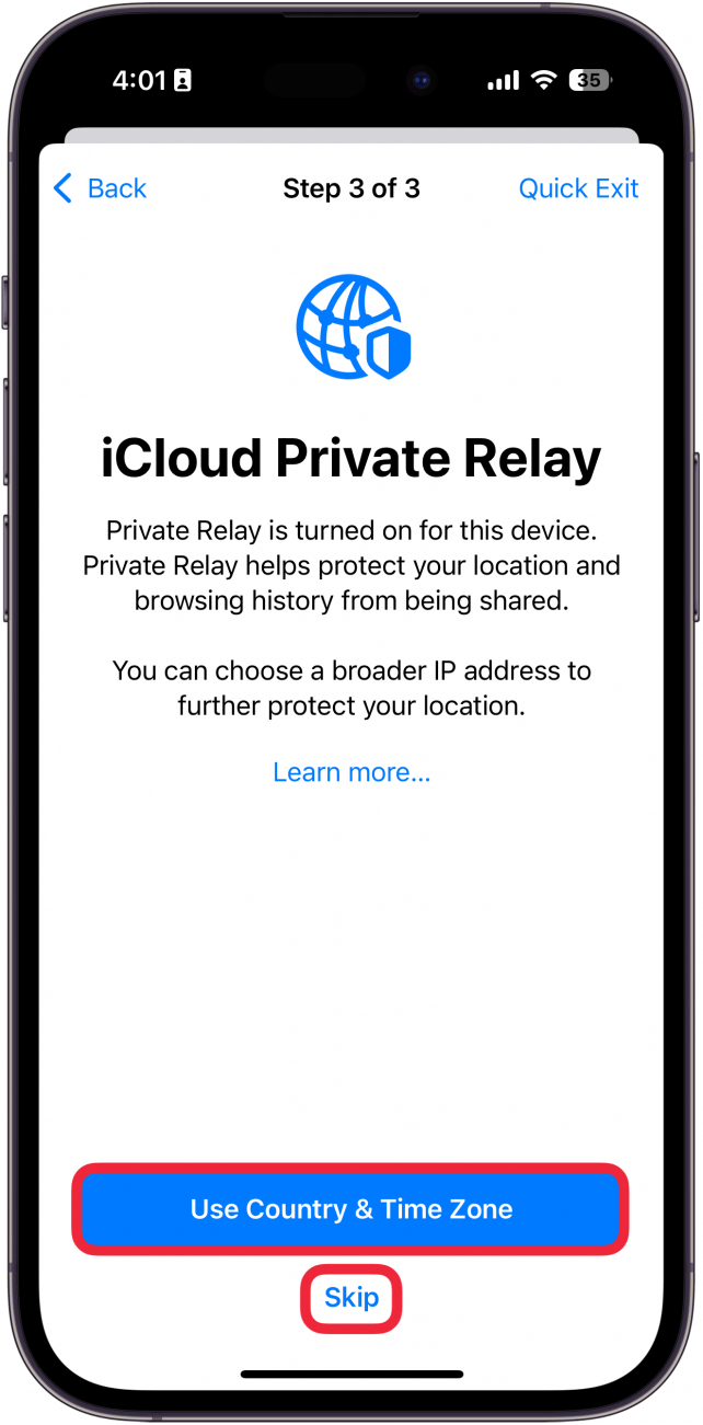 iPhone administra el uso compartido y accede a la pantalla de retransmisión privada de iCloud con un cuadro rojo alrededor de usar país y zona horaria y un cuadro rojo alrededor de omitir