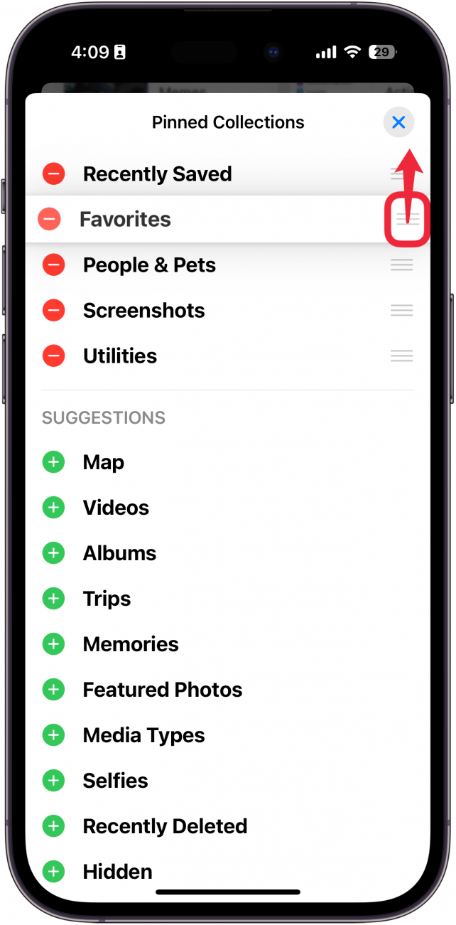 Menú de personalización de colecciones fijadas de la aplicación de fotos de iPhone con un cuadro rojo alrededor de tres líneas horizontales y una flecha roja apuntando hacia arriba, lo que indica que el usuario debe arrastrarlo.