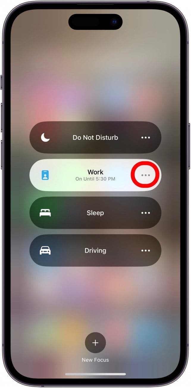 toque los tres puntos al lado del modo de enfoque de iPhone resaltado