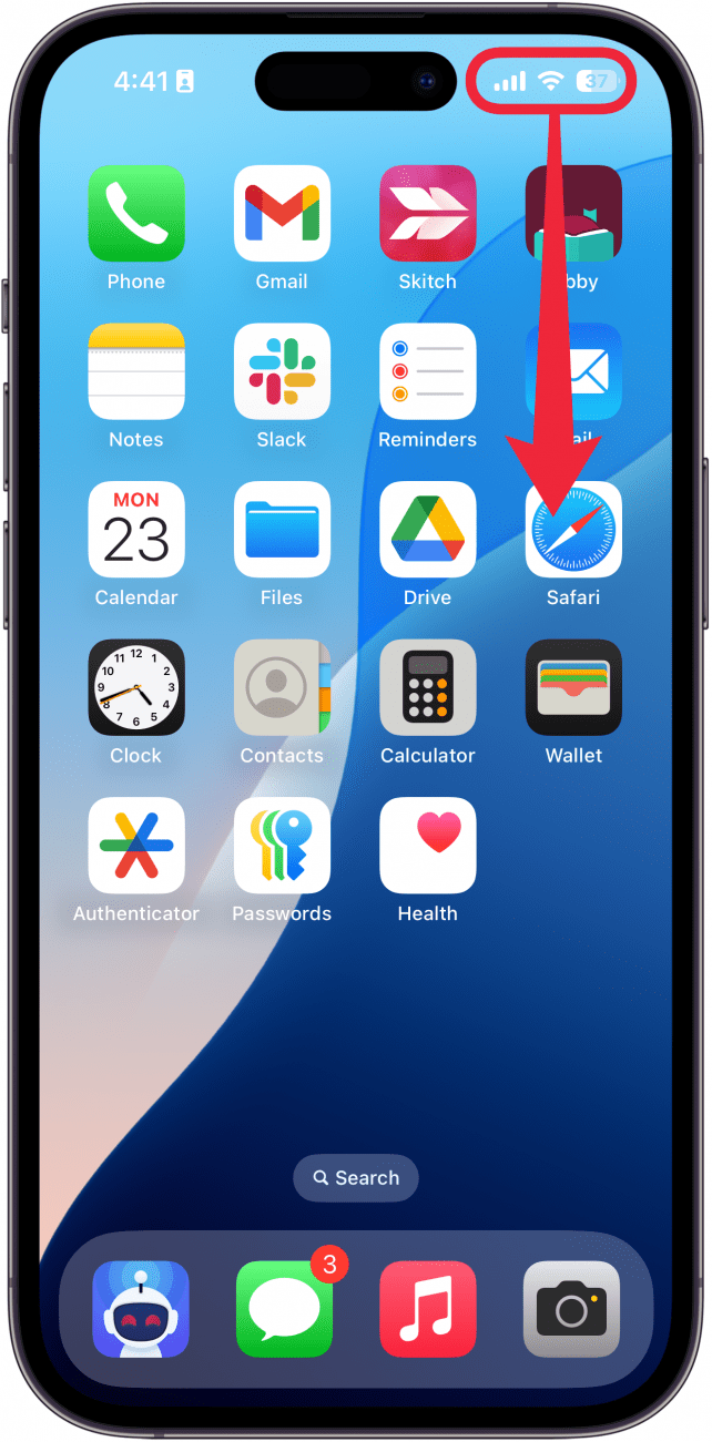 Pantalla de inicio del iPhone con un cuadro rojo alrededor de la barra de estado y una flecha roja apuntando hacia abajo, lo que indica que el usuario debe deslizar el dedo hacia abajo para abrir el centro de control.