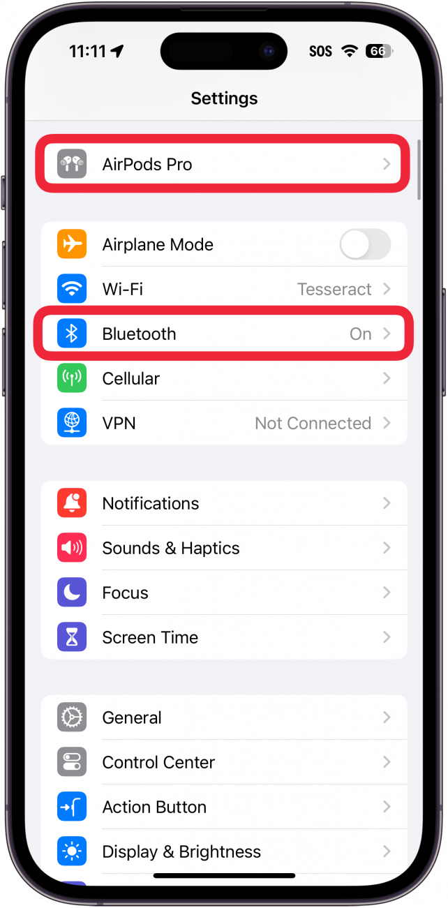 Configuración del iPhone con un cuadro rojo alrededor de los Airpods y un cuadro rojo alrededor del Bluetooth.